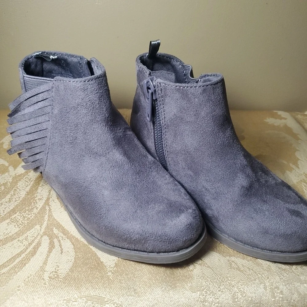 Old Navy Size 7 Fringe Ankle Boots Kids Grey Faux Suede Side Zip‎ Booties Boho